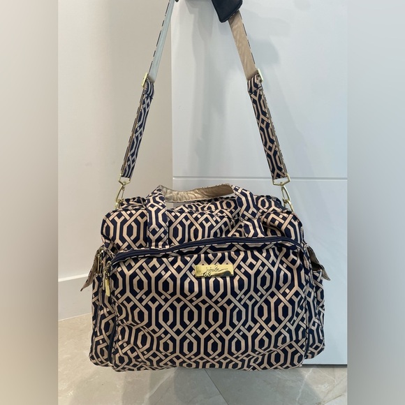 Jujube Diaper Bag 
Geometric Design Top Handle
Adj.Shoulder Strap
Excellent cond - Picture 1 of 10